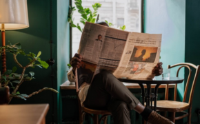 Wie gut dämmt eine Zeitung, fragt sich der Zeitungsleser im Wohnzimmer