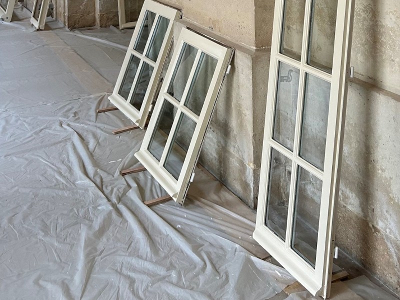 Die Fenster in Schloss Versailles werden mit dauerhaften Standölfarben saniert