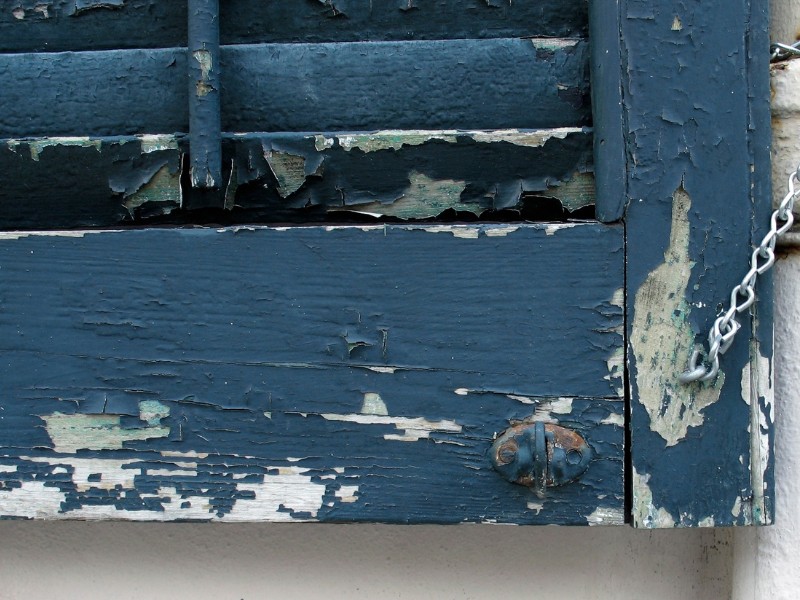 Warum blättert die Farbe vom blauen Fensterladen ab?