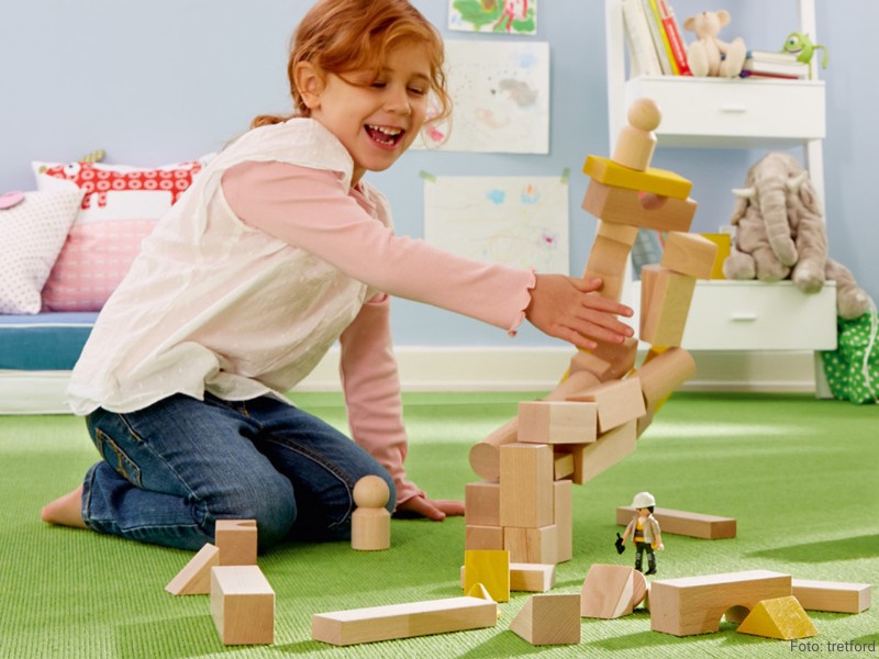 Ein Teppichboden im Kinderzimmer sorgt für warme Füße und dämpft Geräusche, wenn Bauklötze umfallen