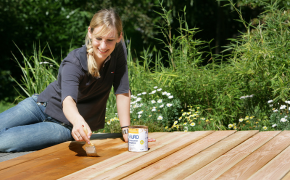 Terrasse aus Holz mit Terrassenöl auffrischen Terrasse aus Holz mit Terrassenöl auffrischen