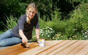 Terrasse aus Holz mit Terrassenöl auffrischen