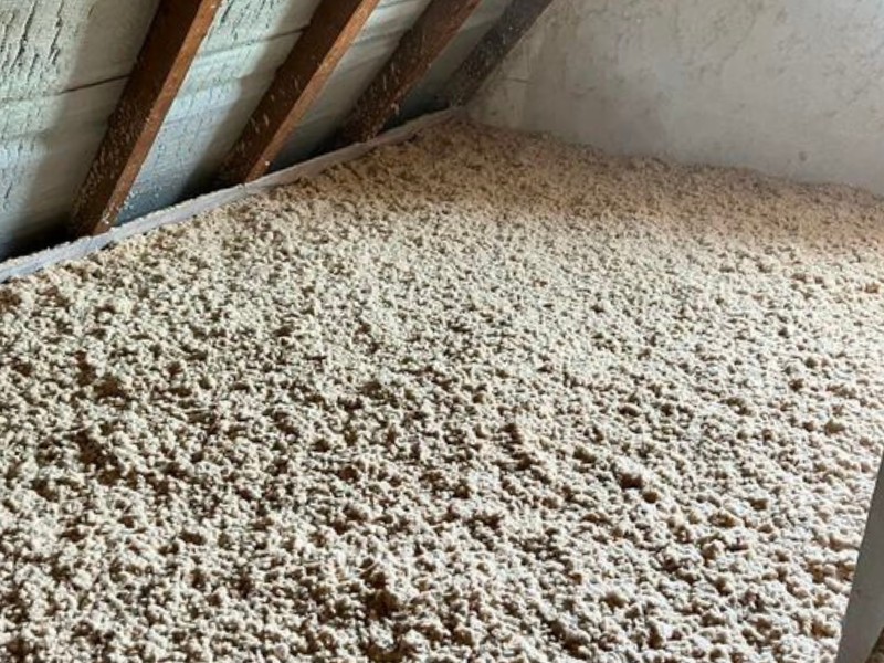 Die günstigste Version mit lose aufliegenden Zelluloseflocken ist nicht begehbar Dämmung der obersten Geschossdecke mit lose aufliegenden Zellulose-Flocken, wenn sie nicht begehbar sein muss