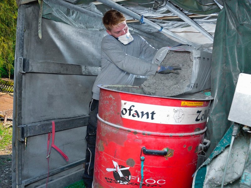 Die Einblasdämmung erfolgt mit professionellen Geräten Mit Hilfe einer speziellen Maschine wird der Dämmstoff Zellulose in Hohlräume eingeblasen